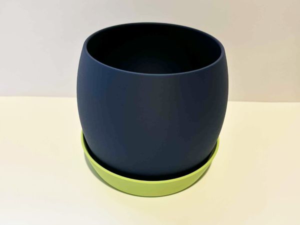Simple planter with drip tray