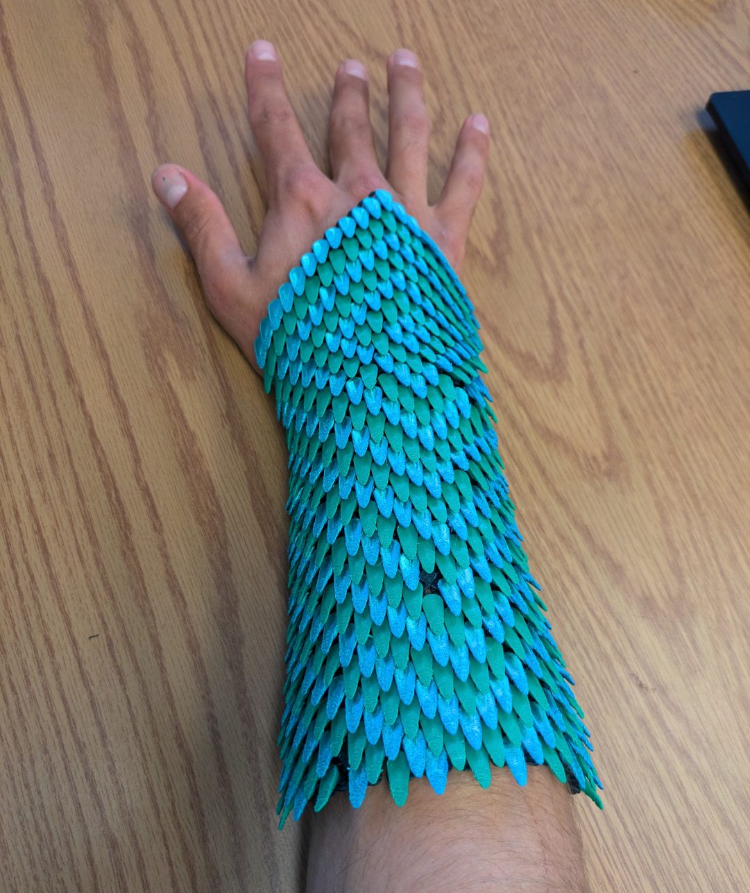 Chainmail fabric arm bracer